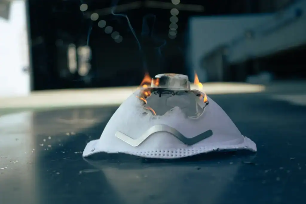 Mascarilla quemada mostrando los riesgos del polvo industrial sin control