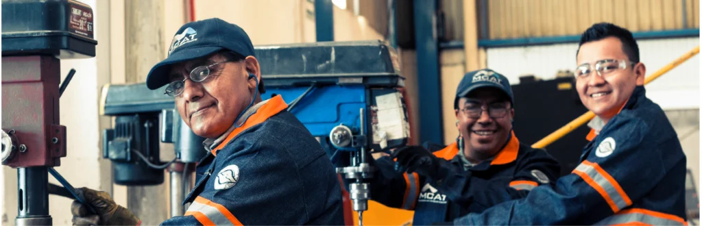 Equipo de trabajadores de MCAT en planta industrial, especialistas en ventilación y filtración de aire