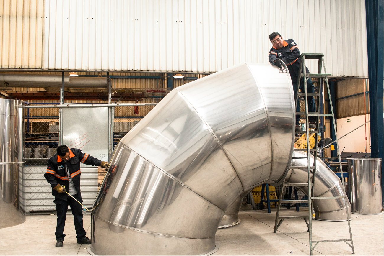 Técnicos de MCAT fabricando ductos metálicos industriales de acero inoxidable