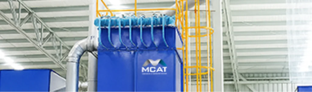 Colector de polvo industrial MCAT con sistema de limpieza automática instalado en planta
