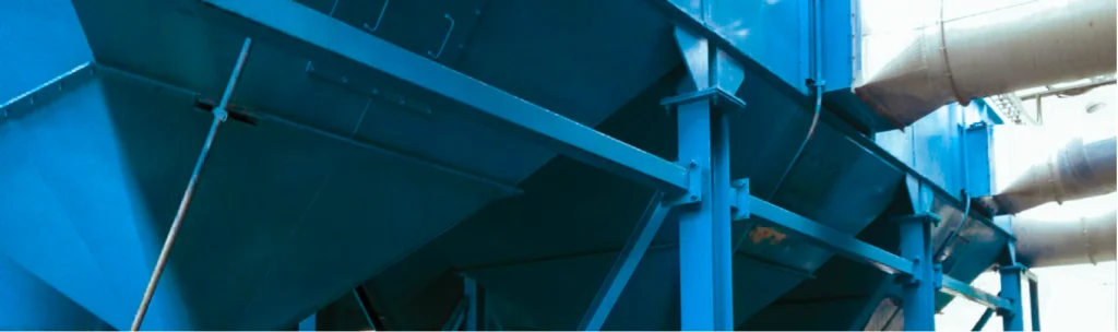 Colector de polvo industrial modular con tolvas y ductería instalado en planta