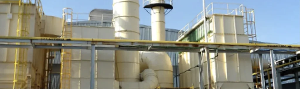 Sistema industrial de filtración y ventilación instalado para control de emisiones en planta