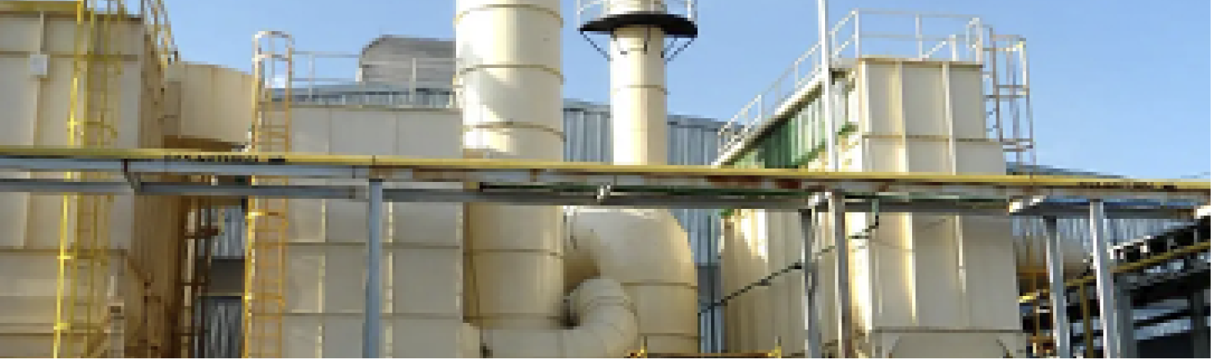 Sistema industrial de filtración y ventilación instalado para control de emisiones en planta