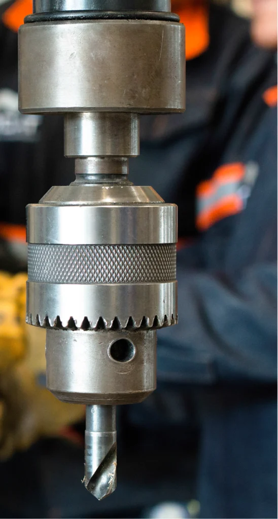 Broca de perforación en maquinaria industrial utilizada en procesos de manufactura y metalmecánica.