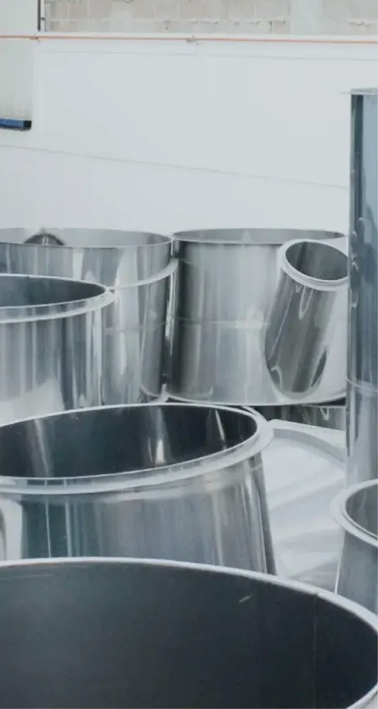 Componentes metálicos en acero inoxidable utilizados en sistemas industriales de ventilación y filtración.