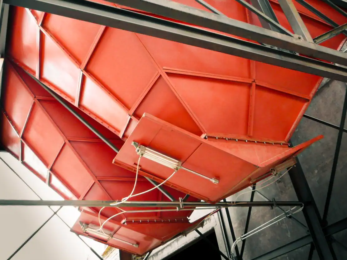 Compuertas de descarga en colector de polvo industrial MCAT