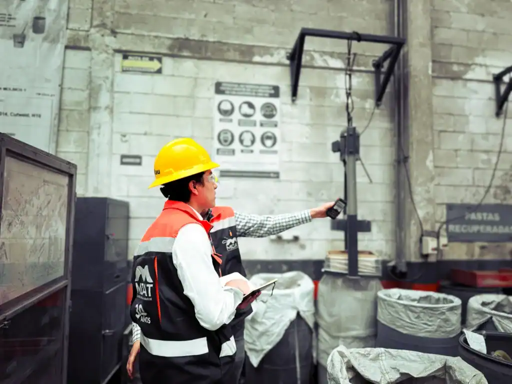 Ingeniero de MCAT inspeccionando normas de seguridad industrial y control de polvo