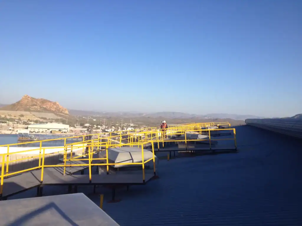 Instalación de extractores industriales en techado de planta por MCAT