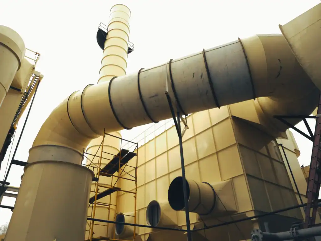 Lavador de gases industriales con ductería y chimenea instalado por MCAT.