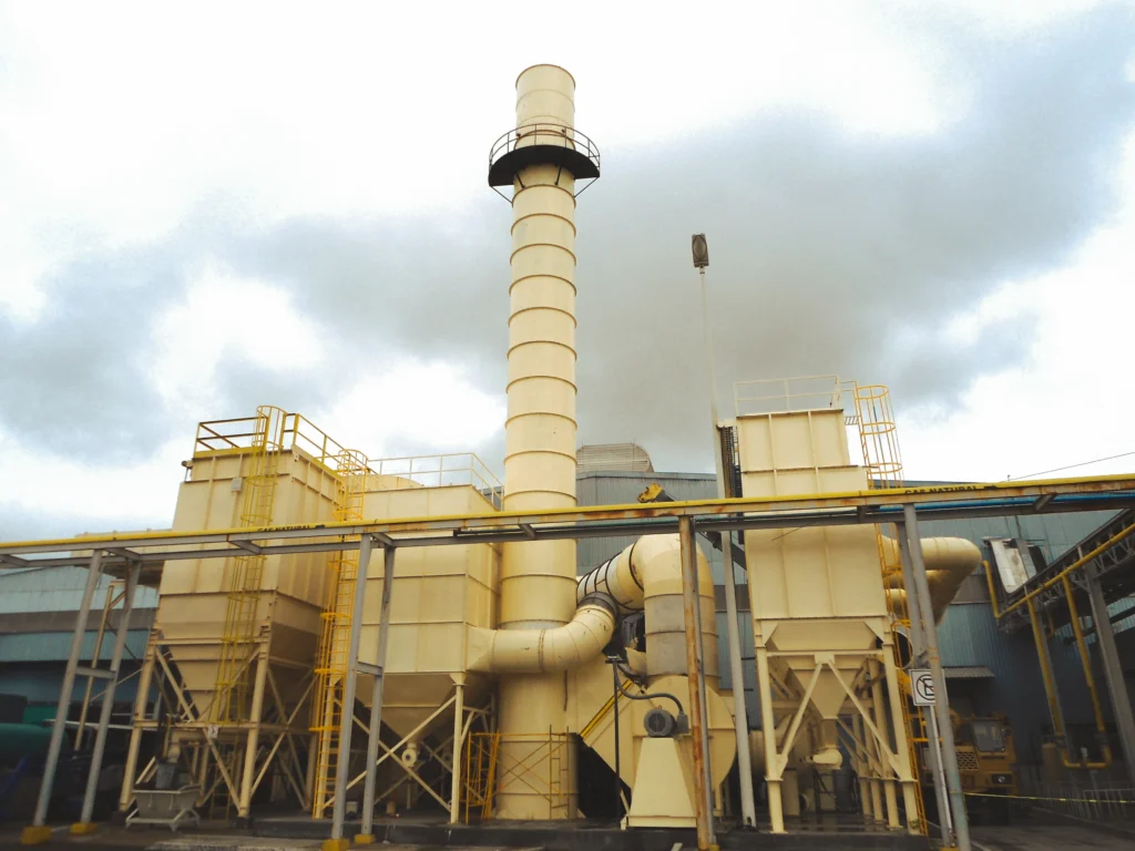 Sistema industrial con colector de polvo y chimenea de extracción de aire