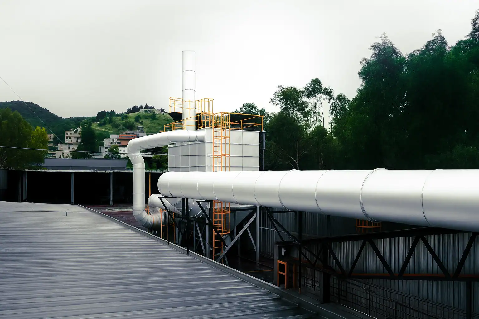 Colector de polvo industrial con ductería instalada en exterior para control de emisiones por MCAT