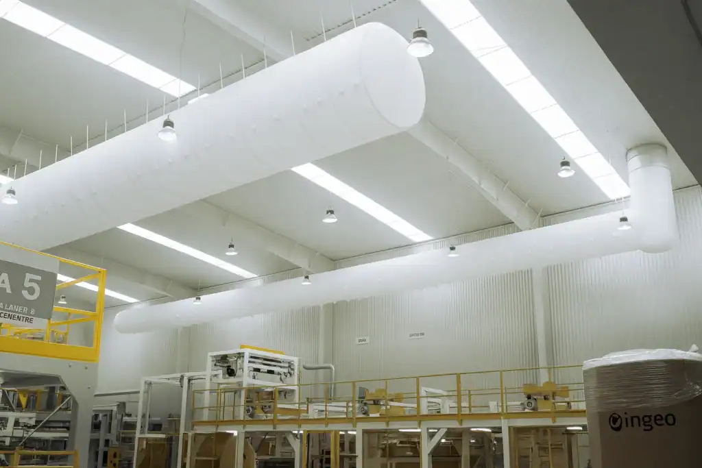 Ductos textiles para ventilación industrial en planta con colectores de polvo MCAT