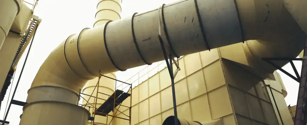 Lavador de gases industriales con ductería y chimenea instalado por MCAT.