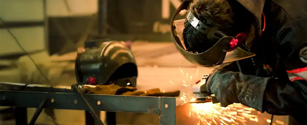 Soldadores de MCAT realizando proceso de unión de piezas metálicas con arco eléctrico