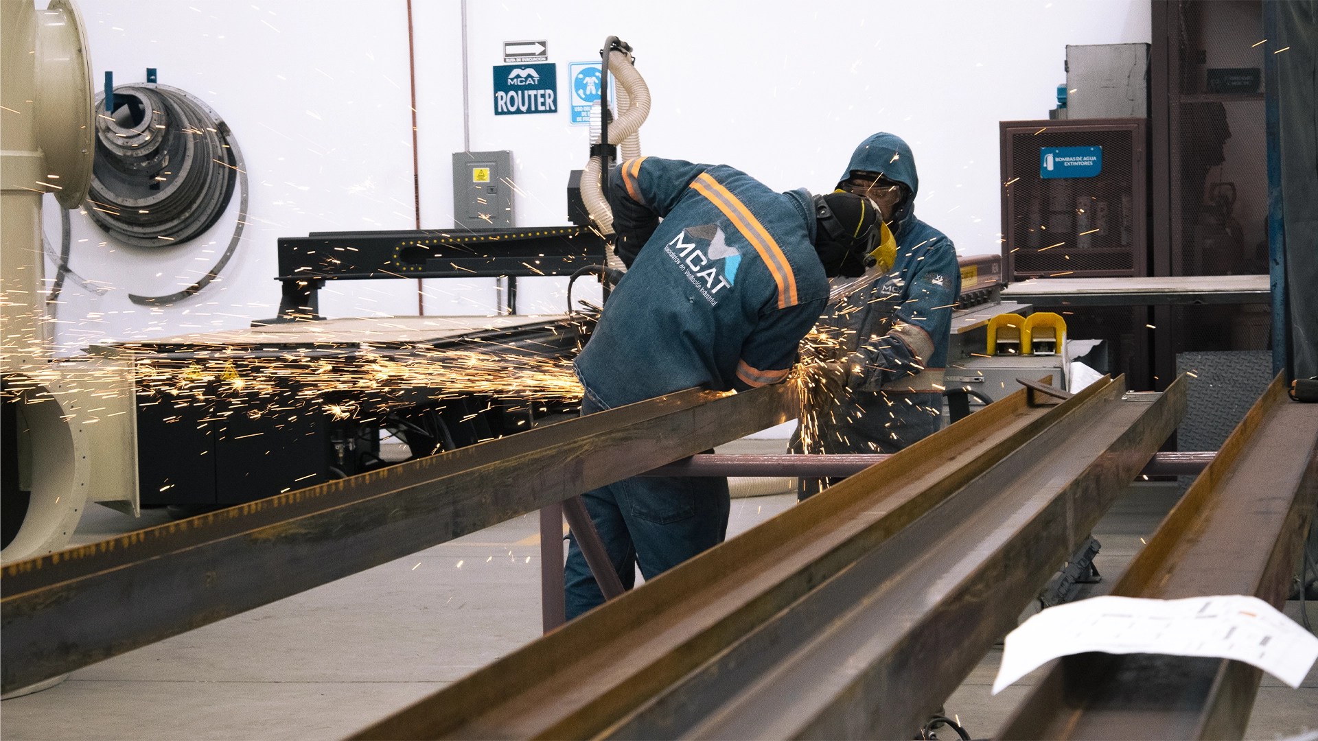 colector de polvo industrial con captura localizada en estación de soldadura y esmerilado